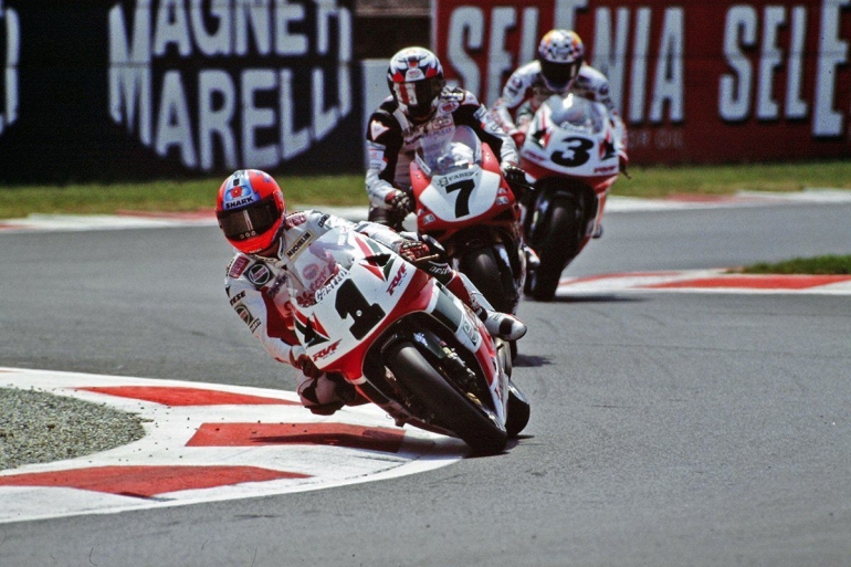 Meski di tunggang oleh juara bertahan, RVR750R tidak mampu bersaing dengan Ducati. Sumber Gambar: www.pinterest.com
