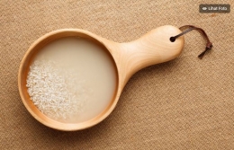 Air bekas cucian beras (Sumber:kompas.com).