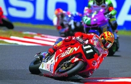 Kemenangan VTR1000SP di tahun 2001 lebih istimewa karena di tunggang oleh Valentino Rossi. Sumber Gambar: www.motonsarchive.com