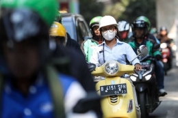 Kendaraan bermotor melintasi Jl. Prof. Dr. Satrio, Karet Kuningan, Jakarta Pusat, Kamis (1/8/2019). Berdasarkan data situs penyedia peta polusi daring harian kota-kota besar di dunia AirVisual, menempatkan Jakarta pada urutan pertama kota terpolusi sedunia pada Senin (29/7) pagi dengan kualitas udara mencapai 183 atau dalam kategori tidak sehat.(KOMPAS.com/GARRY LOTULUNG)