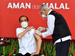 Potret Jokowi saat Disuntik dosis pertama. Sumber foto: detik.com