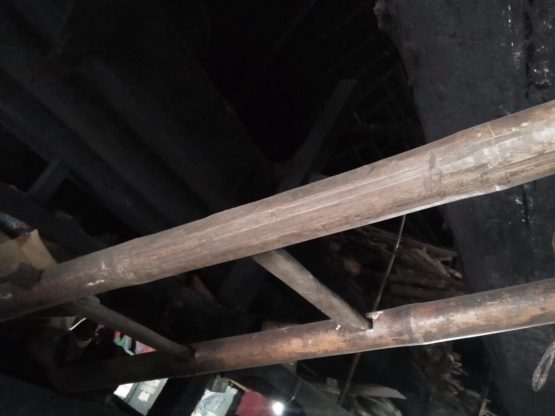 (Dokpri)Bagian tangga bambu yang diambil sembilunya untuk proses persalinan pada masa lalu (Dokumentasi pribadi)