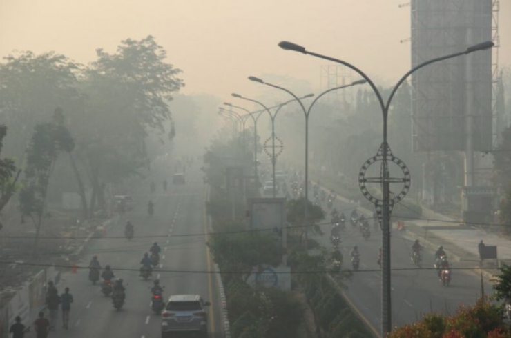 Kabut asap yang menyelimuti Kota Pontianak | Foto diambil dari Kompas/Emanuel Edi Saputra