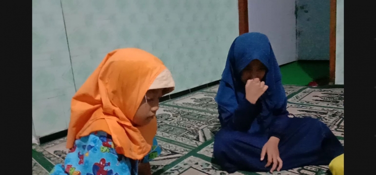 Anak-anak menyimak materi doa setelah wudhu (Dokumentasi Pribadi)