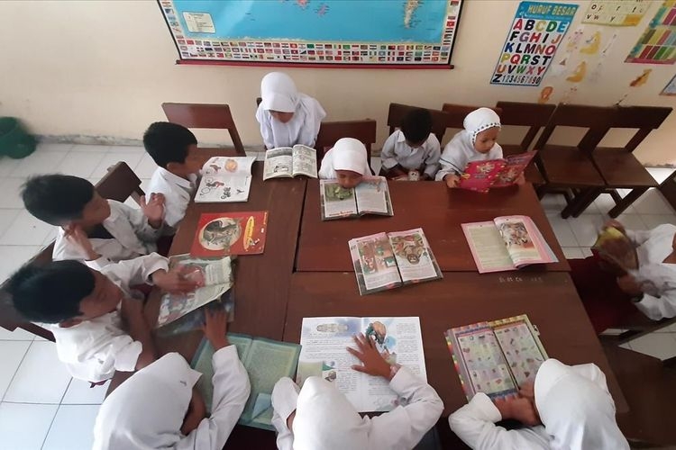 Para Siswa di SD N Wonolagi, Desa Ngleri, Kecamatan Playen, Gunungkidul, Sedang Belajar Selasa (16/7/2019) (MARKUS YUWONO via yogyakarta.kompas.com) 