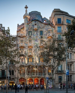 Casa Battlo karya Gaudi. Sumber: Christian Schd/wikimedia. 
