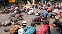 (Para pengunjuk rasa berbaring di tanah setelah polisi melepaskan tembakan untuk membubarkan protes anti-kudeta di Mandalay, kota terbesar kedua Myanmar, pada 3 Maret. © Reuters)