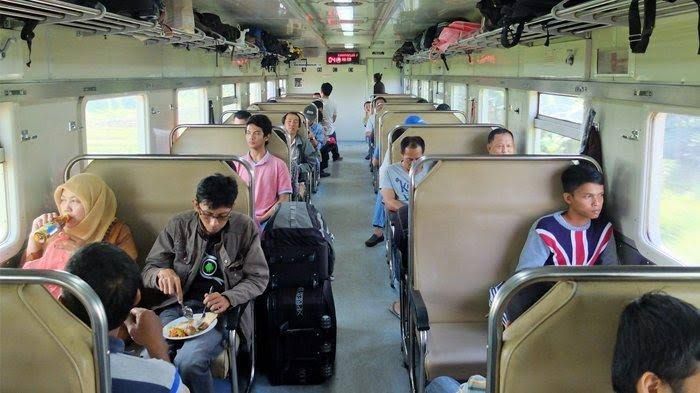 Tribun Travel 7 Tips Aman dan Nyaman Naik Kereta Api Kelas Ekonomi, Pilih Posisi ...