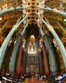Interior Sagrada Familia. Sumber: koleksi pribadi
