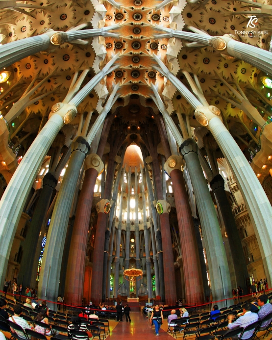 Interior Sagrada Familia. Sumber: koleksi pribadi