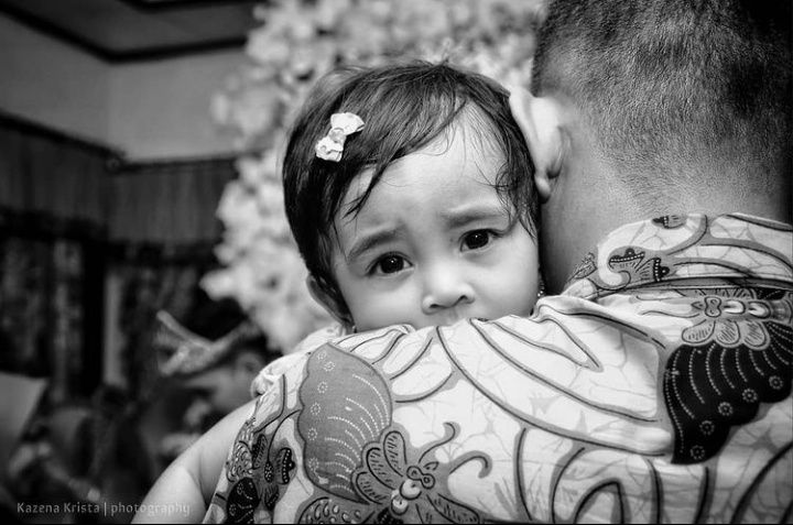 Seorang Ayah menggendong anak perempuannya. (Foto oleh Kazena Krista)
