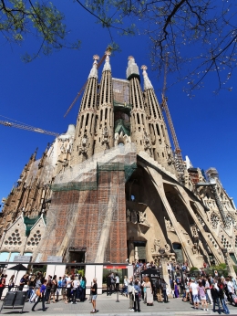 Sagrada Familia yg tidak kunjung selesai. Sumber: koleksi pribadi