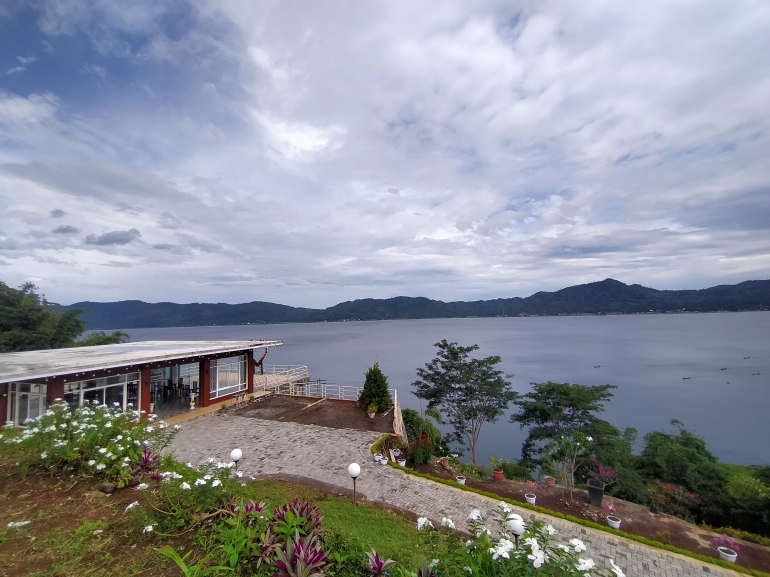 Astound Hill, salah satu spot wisata yang mendukung kawasan Danau Tondano. Sumber: Dokumentasi pribadi