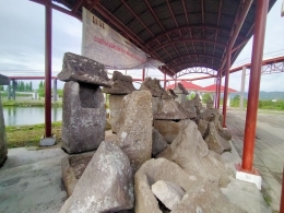 Obyek Waruga yang ditemukan pertama kali oleh penggalian alat berat saat pertama kali dmulai pembangunan kawasan Benteng Moraya modern saat ini. Sumber: Dokumentasi pribadi