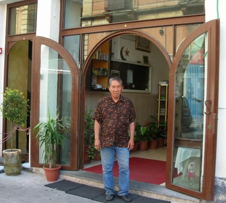 berfoto di Pintu masuk Masdjid( dok pribadi)