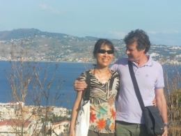 Adik saya dan suaminya Sandro berfoto dipantai sekitar atas Gua Batu Pizzo(dok pribadi)