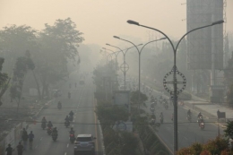 ilustrasi: Kabut asap yang menyelimuti Kota Pontianak | Foto diambil dari Kompas/Emanuel Edi Saputra
