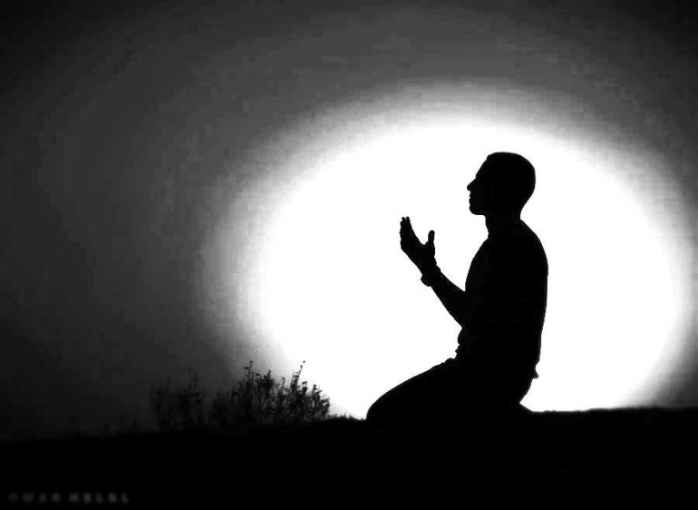 Lelaki berdoa (sumber gambar: mim.or.id)