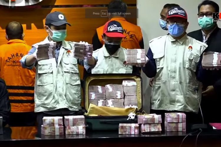 Tangkapan layar barang bukti berupa uang yang diamankan petugas KPK dalam operasi tangkap tangan Gubernur Sulawesi Selatan Nudin Abdullah, Sabtu (27/2/2021).(YouTube/KPK)