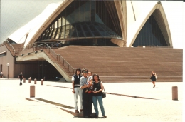 Dokumentasi pribadi/Aku dengan Sydney Opera House, di beberapa kesempatan tahun 1990, 1993 dan 1997, anakku Dennis sudah ada .....  Bangunan nya sendiri tidak berubah, dan cat putihnya selalu diperbaharui, semakin kinclong. Tetapi, latar belakang kota Sydney nya yang berubah
