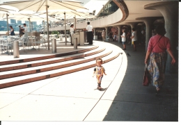 Dokumentasi pribadi/Dennis kecil tahun 1997 (umur 1,5 tahun), tidak takut orang yang tidak dikenal (bule), kami lepas berlarian di area plaza Sydney Opera House, dimana kami hanya duduk2 di caf, menikmati suasana hari itu