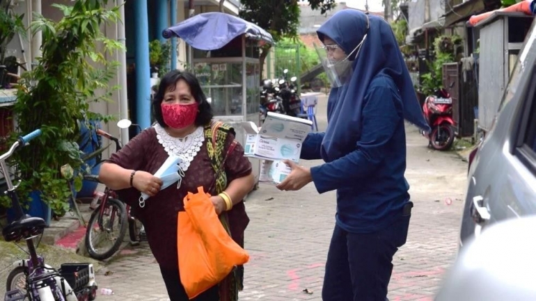 Pembagian masker kepada masyarakat setempat (Dokpri)