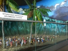 Ilustrasi tingginya gelombang tsunami Aceh (travel.wego.com)