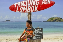 Pantai Tanjung Aan di Kawasan Ekonomi Khusus (KEK) Mandalika di Pulau Lombok, Nusa Tenggara Barat. (ANTARA FOTO/AHMAD SUBAIDI via KOMPAS.com)