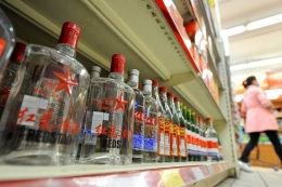 Ilustrasi minuman keras China yang dikenal dengan nama baijiu atau alkohol putih.(AFP / LIU JIN via kompas.com)