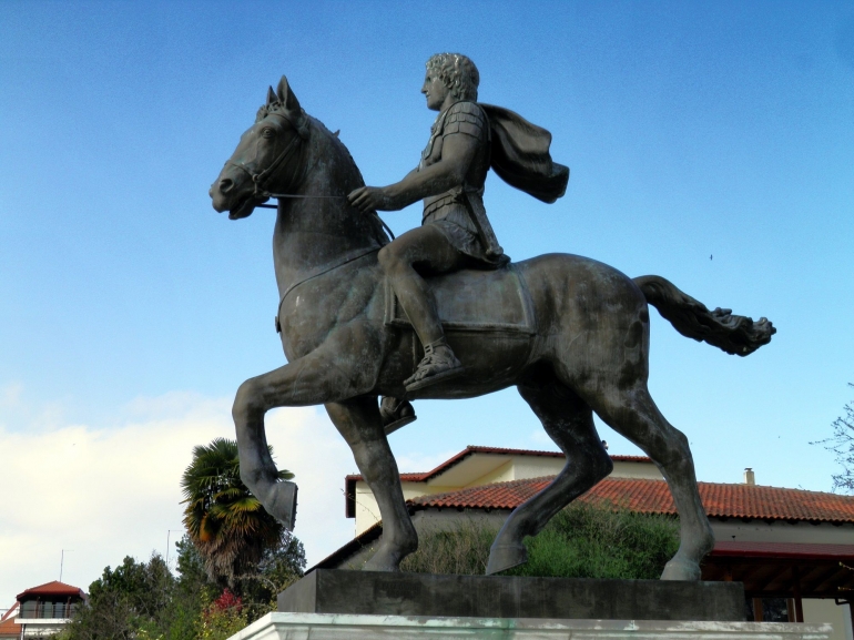 Patung Alexander Agung mengendarai kudanya, Bucephalus di kota Pella (flickr.com)