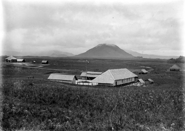 Saribudolok tempo dulu, dengan latar Dolok Singgalang | Sumber: wikimedia.org/COLLECTIE TROPEN MUSEUM