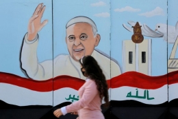 Sebuah mural Paus Fransiskus tampak di dinding gereja jelang kunjungan Paus ke Iraq - Foto pada Februari 22, 2021. REUTERS/Teba Sadiq/File Photo