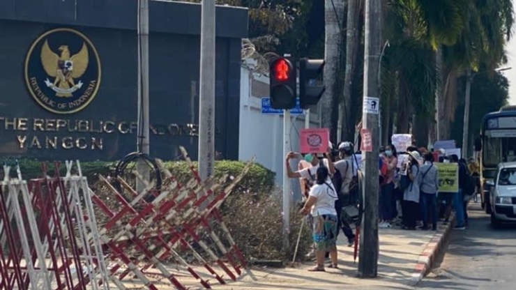 Pengunjuk rasa berkumpul di dekat Kedutaan Besar Indonesia di Yangon pada hari Selasa. (Foto oleh Yan Naing Aung)