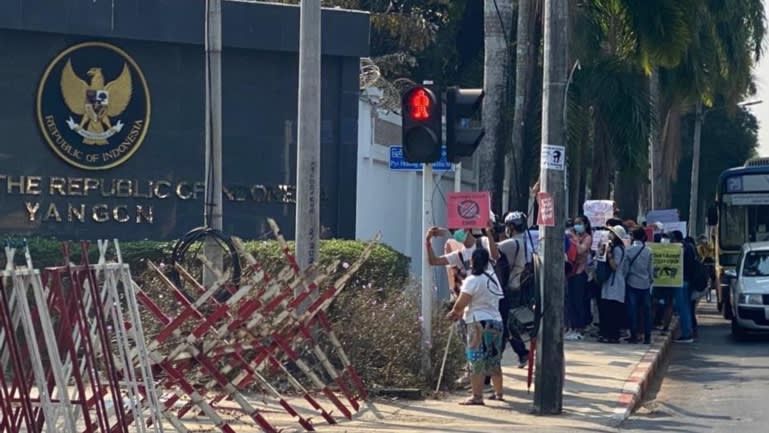 Pengunjuk rasa berkumpul di dekat Kedutaan Besar Indonesia di Yangon pada hari Selasa. (Foto oleh Yan Naing Aung)