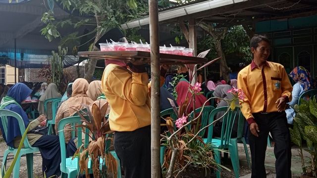 Seorang sinoman membawa baki yang penuh es. Gambar: djangki.wordpress.con