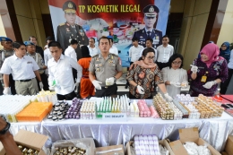 Polda Jatim mengamankan produk kecantikan ilegal di Surabaya. Sumber: surabayapagi.com