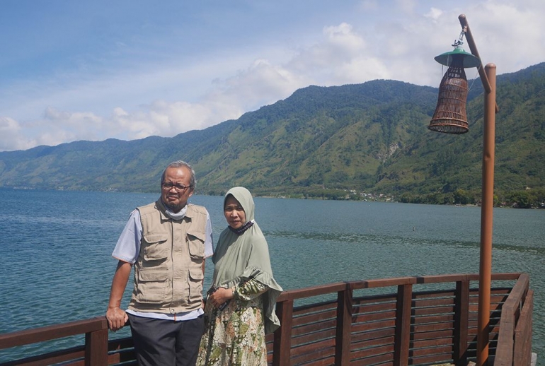Berpose sejenak di Danau Laut Tawar