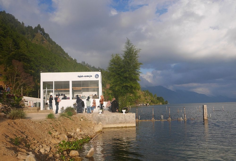 Kafe di tepi Danau Laut Tawar