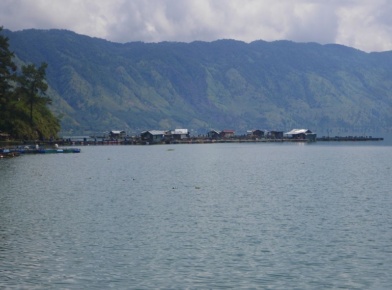 Rumah dan keramba di Danau Laut Tawar