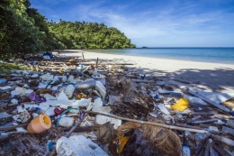 Ilustrasi sampah plastik di pantai | foto: kompas.com