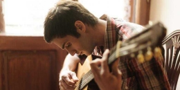Ilustrasi pria berlatih memainkan gitar.(shutterstock via KOMPAS.COM)