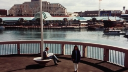 Dokumantasi pribadi - Mall Harbour Side, Darling Harbour dengan dinding2 kaca2 temperd besar, yang memanjakan pengunjung untuk melihat pemandangan pelabuhan dan pemandangan laut ......