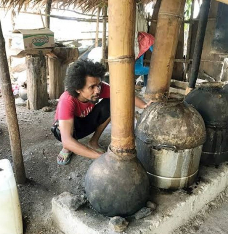 Gambar.Jawapos.com/Proses memasak Tua Kolo, sopi Timor NTT