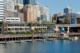  www.holidaybay.com - Darling Harbour sekarang, dengan crane2, jauh disana, terlihat pembangunan kota Sydney yang terus ada, entah sampai kapan, dunia membangun ..... Mall Harbour Side, dengan latar belakang Sydney City sekarang, dengan penambahan gedung2 pencakar langit yang semakin banyak dan padat! Itulah dunia .....