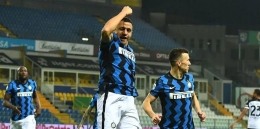 Penyerang Inter Milan, Alexis Sanchez merayakan gol-nya ke gawang Parma (sumber: bola net)