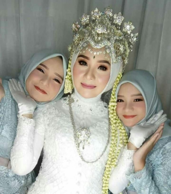 Teh Yeti bersama dua putri kesayangannya dari hasil pernikahan sebelumnya, jelang akad nikah (Dok.Yeti Setianah)