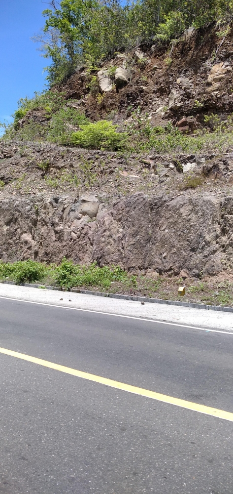 Bongkahan batuan yang berpotensi longsor dengan ukuran besar