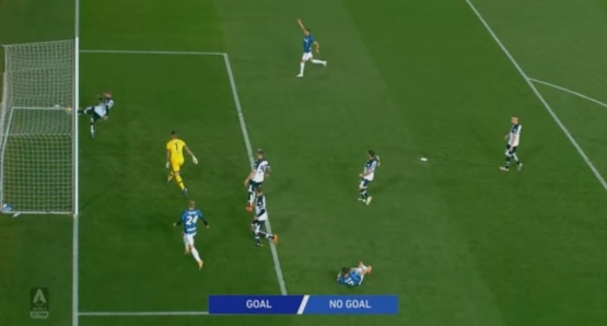 Bola sudah melewati garis gawang. Gol Sanchez sah. (Sumber: youtube Serie A)
