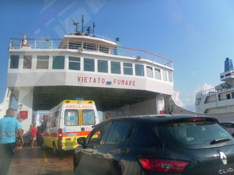 Terlihat mobil antri naik Ferry menuju Sisilia(dok Pribadi)