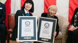 Ketika menerima sertifikat rekor wanita tertua dunia tahun 2019. Photo World Guiness of Record